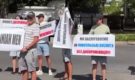 Украинцы в Варшаве устроили акцию протеста против невыдачи им загранпаспортов