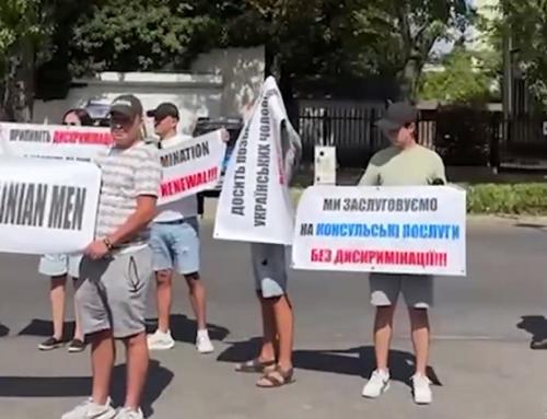 Украинцы в Варшаве устроили акцию протеста против невыдачи им загранпаспортов